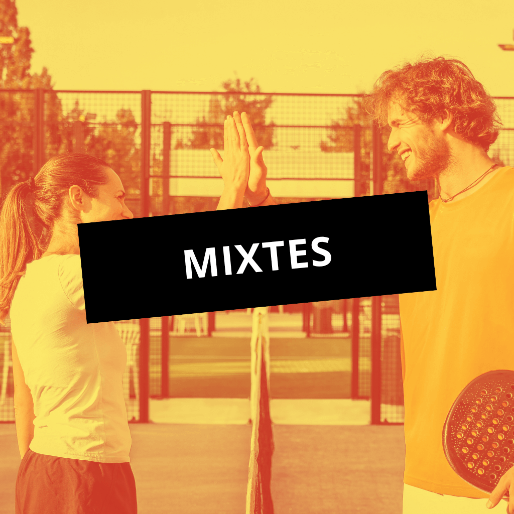 Un match de padel mixte avec joueurs et joueuses réunis sur le court à Montpellier