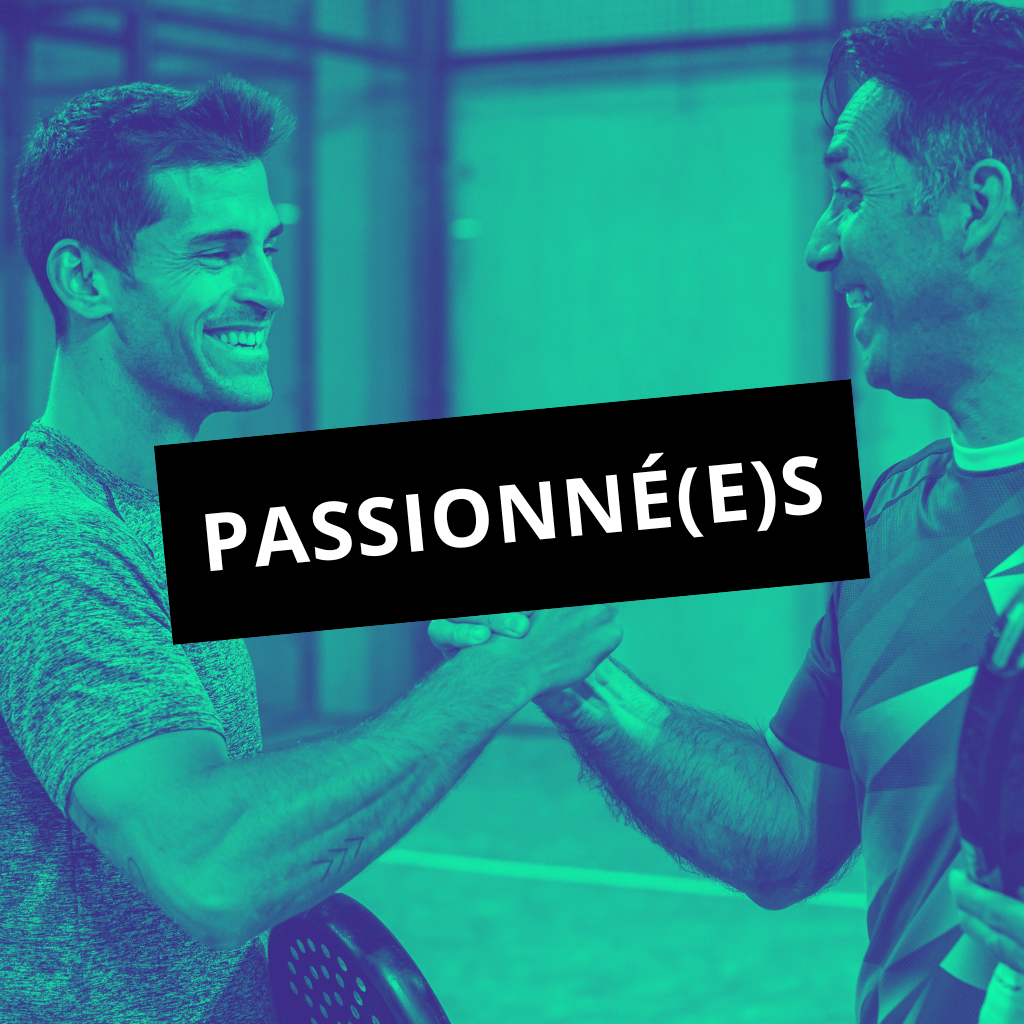 Un match de padel en double masculin, deux équipes s’affrontent sur le court à Montpellier